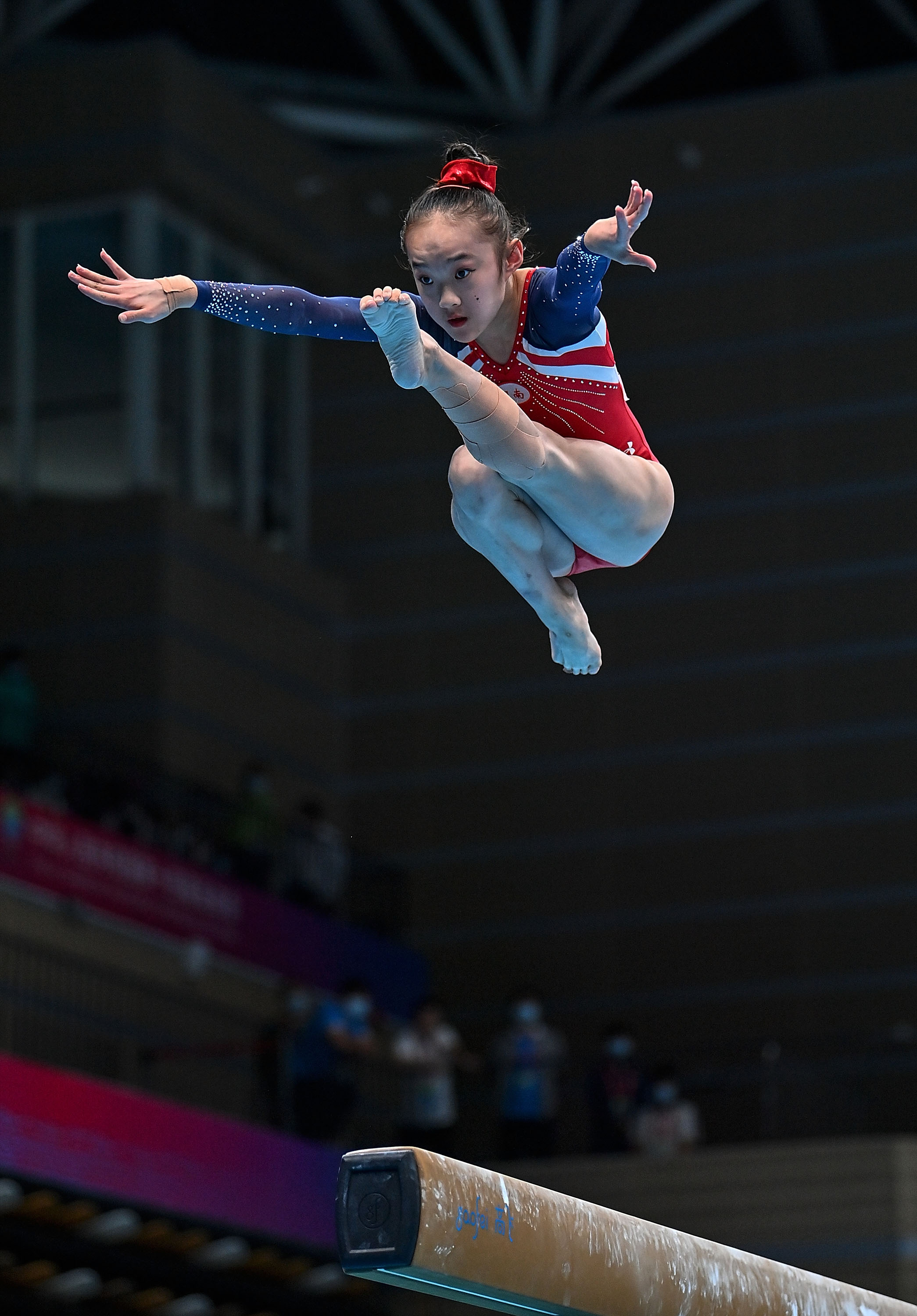 包含体操女子平衡木决赛选手表现出色获得好评的词条