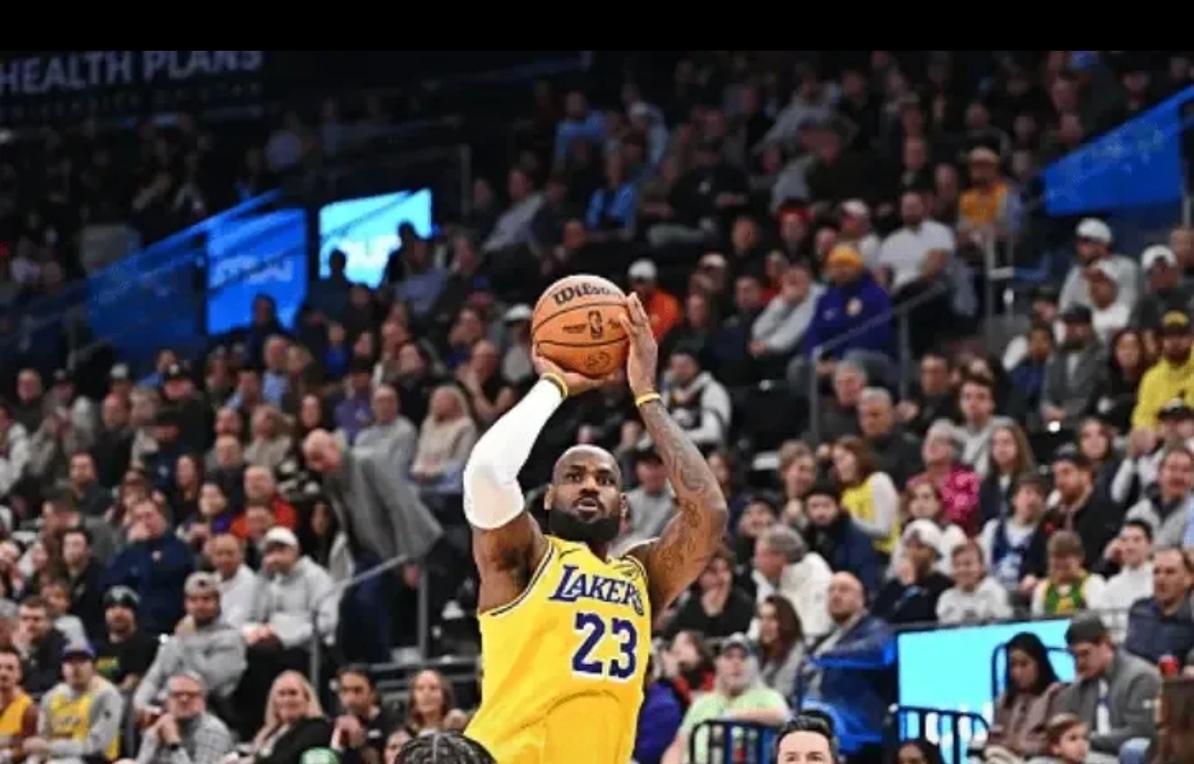 爵士半场领先湖人15分,米切尔砍下全场最高25分 爵士半场领先湖人15分,米切尔砍下全场最高25分