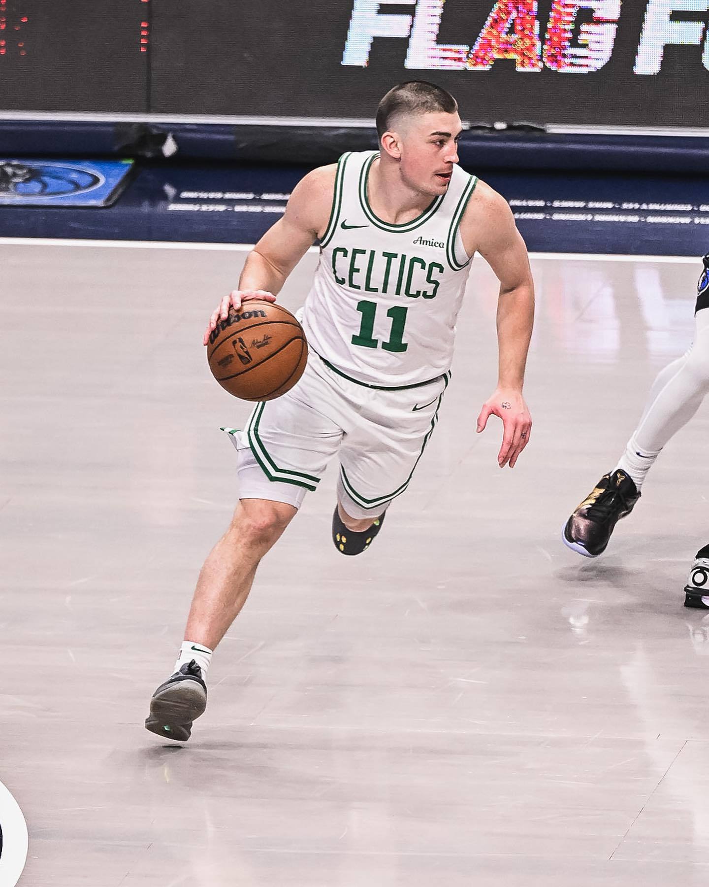 步行者主场大胜凯尔特人，特纳砍下25分