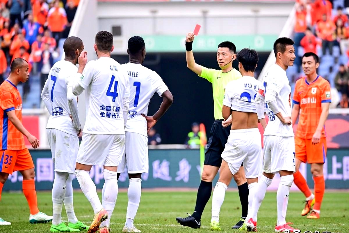 重庆斯威主场战平山东泰山，取得一分的简单介绍