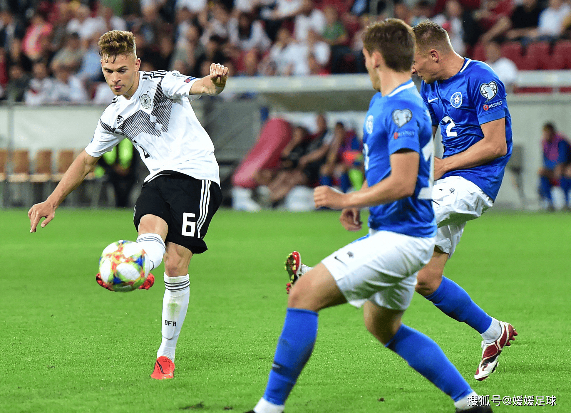 1xbet体育app下载-足球大赛强强碰撞，球员奋力拼搏争胜的简单介绍