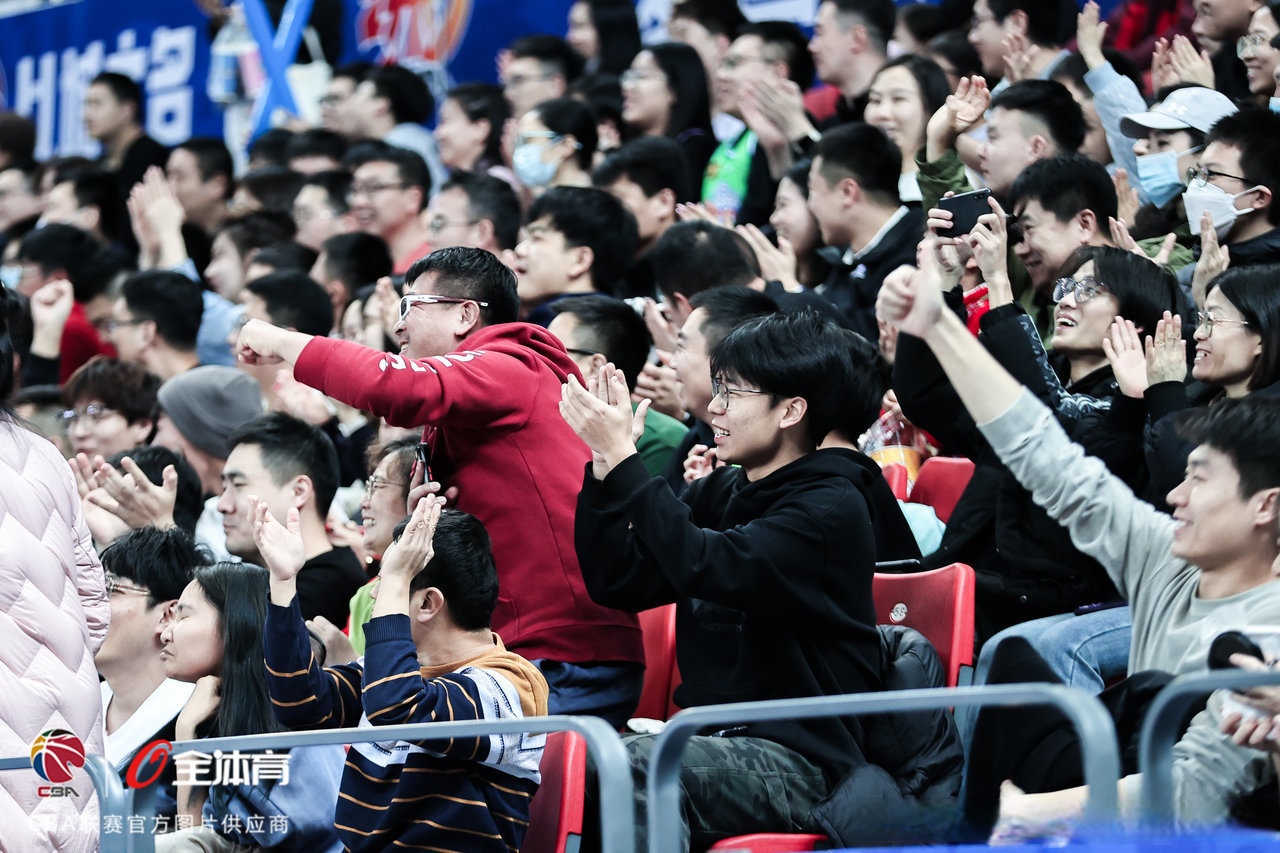 热闹比赛!现场气氛火爆球迷尽情喝彩的简单介绍 热闹比赛!现场气氛火爆球迷尽情喝彩的简单介绍