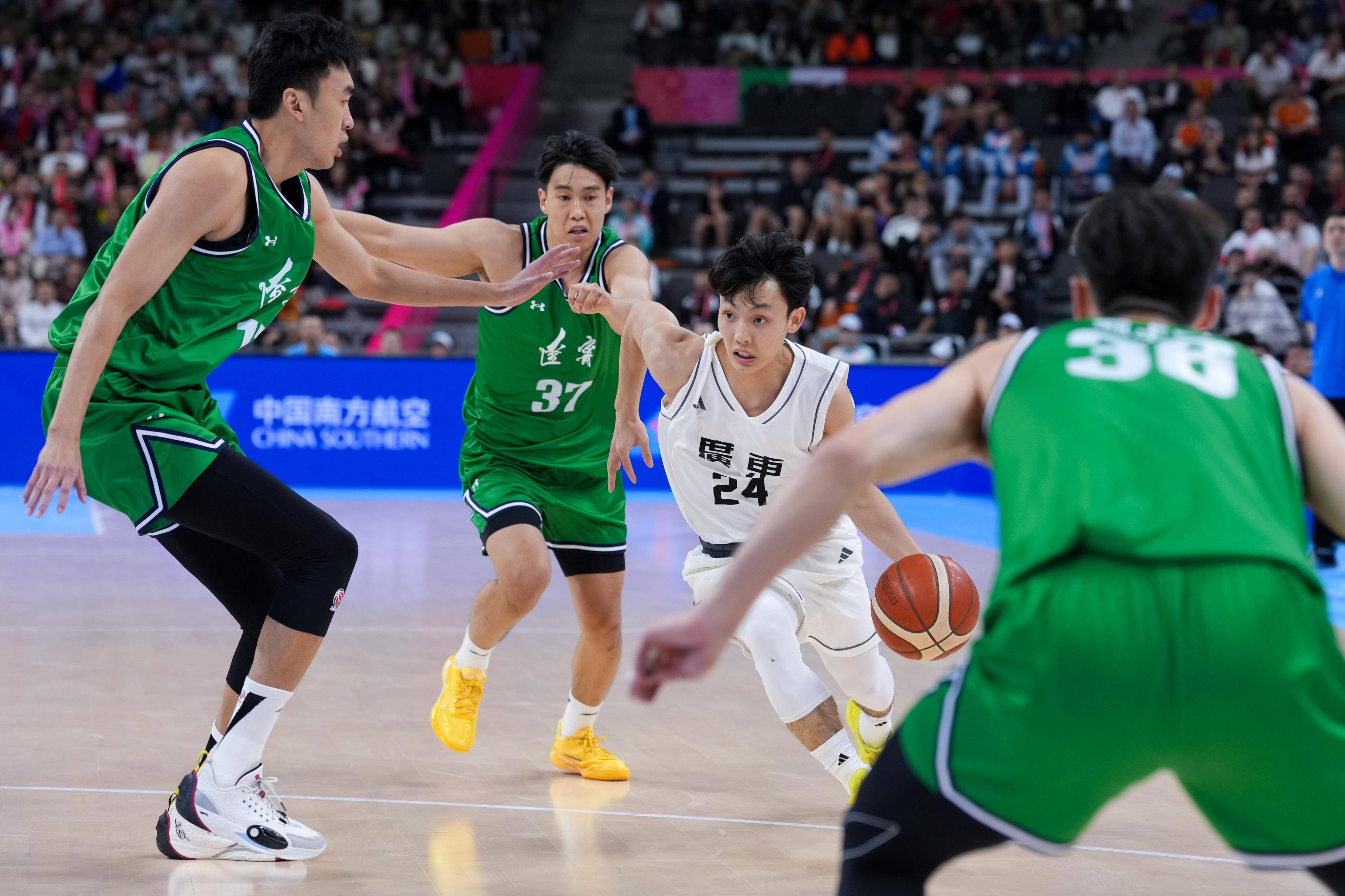 1xbet体育竞技-盐城男篮在比赛中表现抢眼，迈向冠军