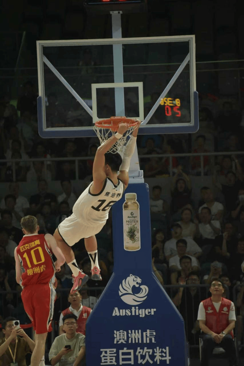 篮球联赛冠军奖杯即将产生，各支球队加紧备战的简单介绍